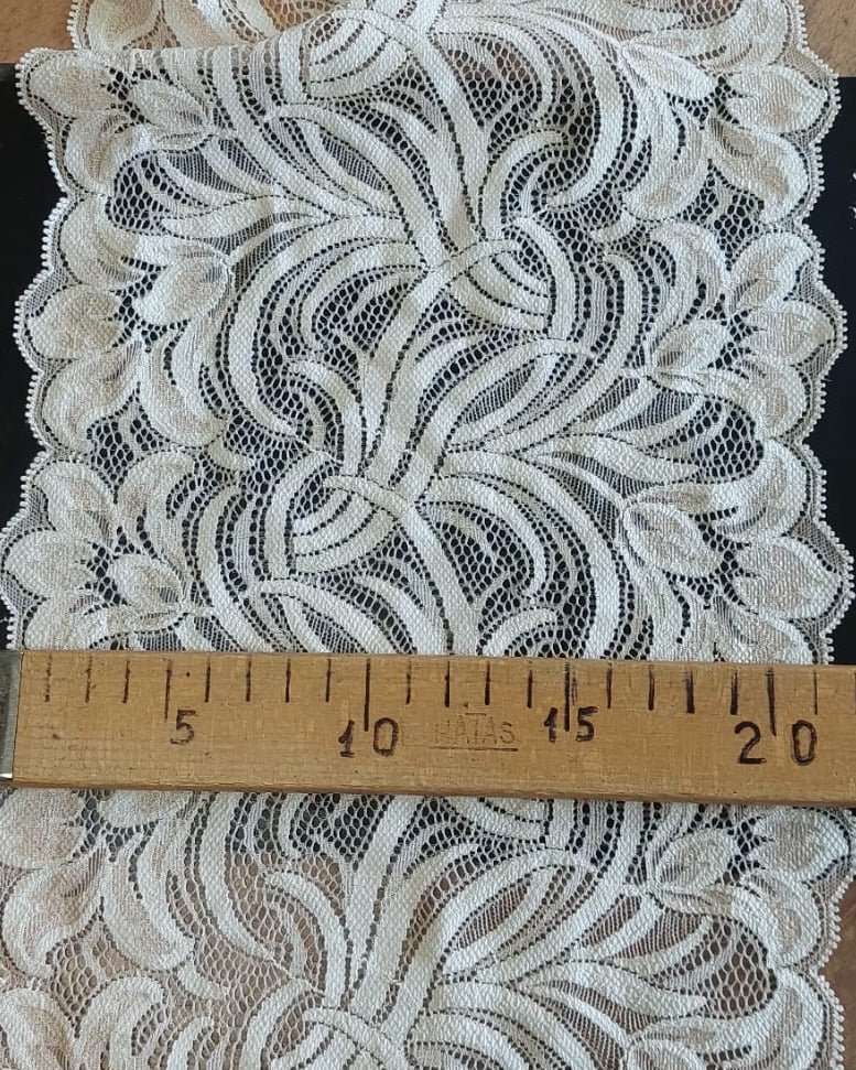 Bild von bestickter Spitze 20 cm-beige – online erhältlich bei Šarlotes audumi