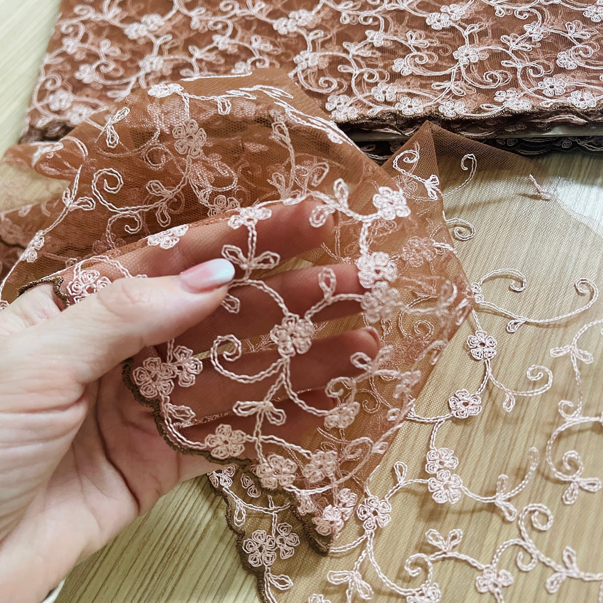 Image avec dentelle brodée 20 cm - marron avec broderie rose – disponible chez Šarlotes audumi