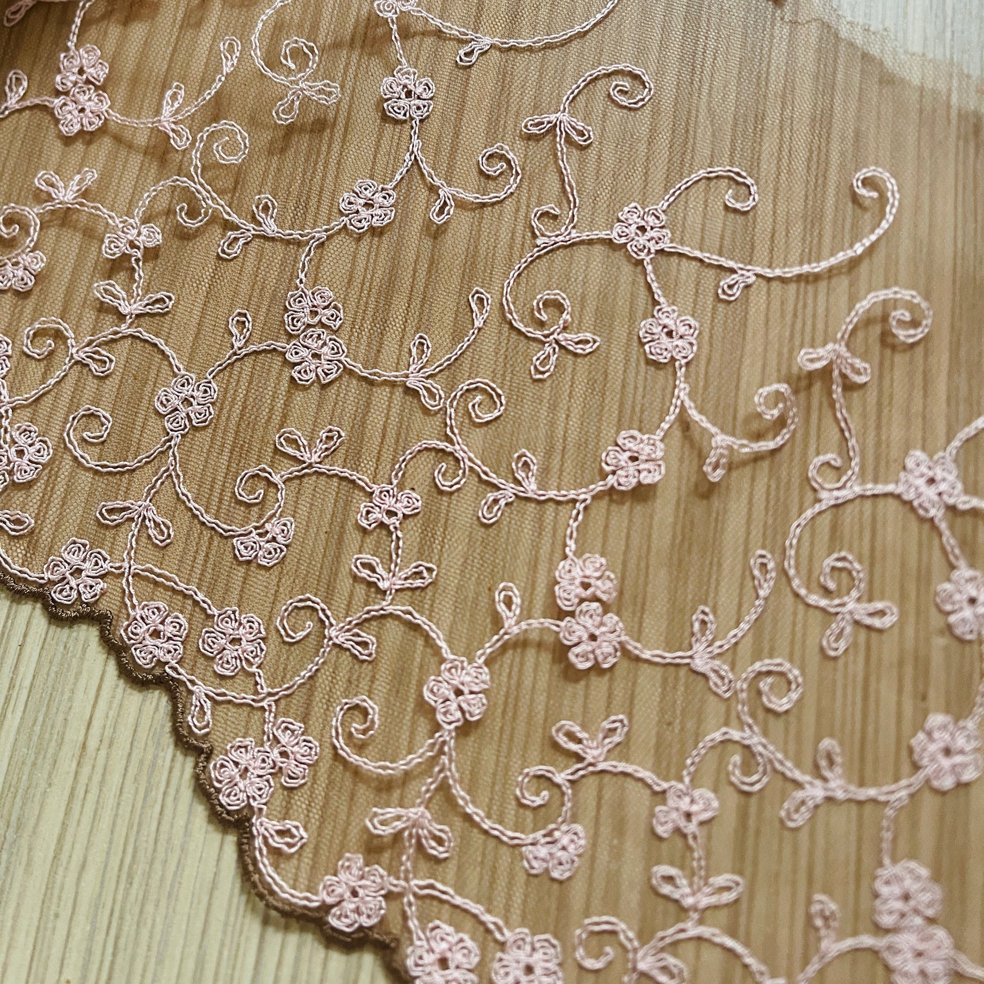 Image avec dentelle brodée 20 cm - marron avec broderie rose – disponible chez Šarlotes audumi