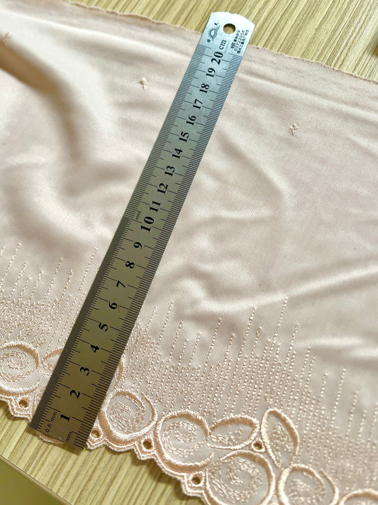 Image avec dentelle brodée 20 cm - beige clair – disponible chez Šarlotes audumi