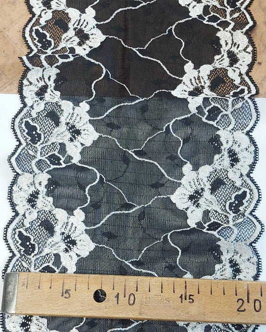 Bild mit bestickter Spitze 20 cm – schwarz mit Weiß, online erhältlich bei Šarlotes audumi