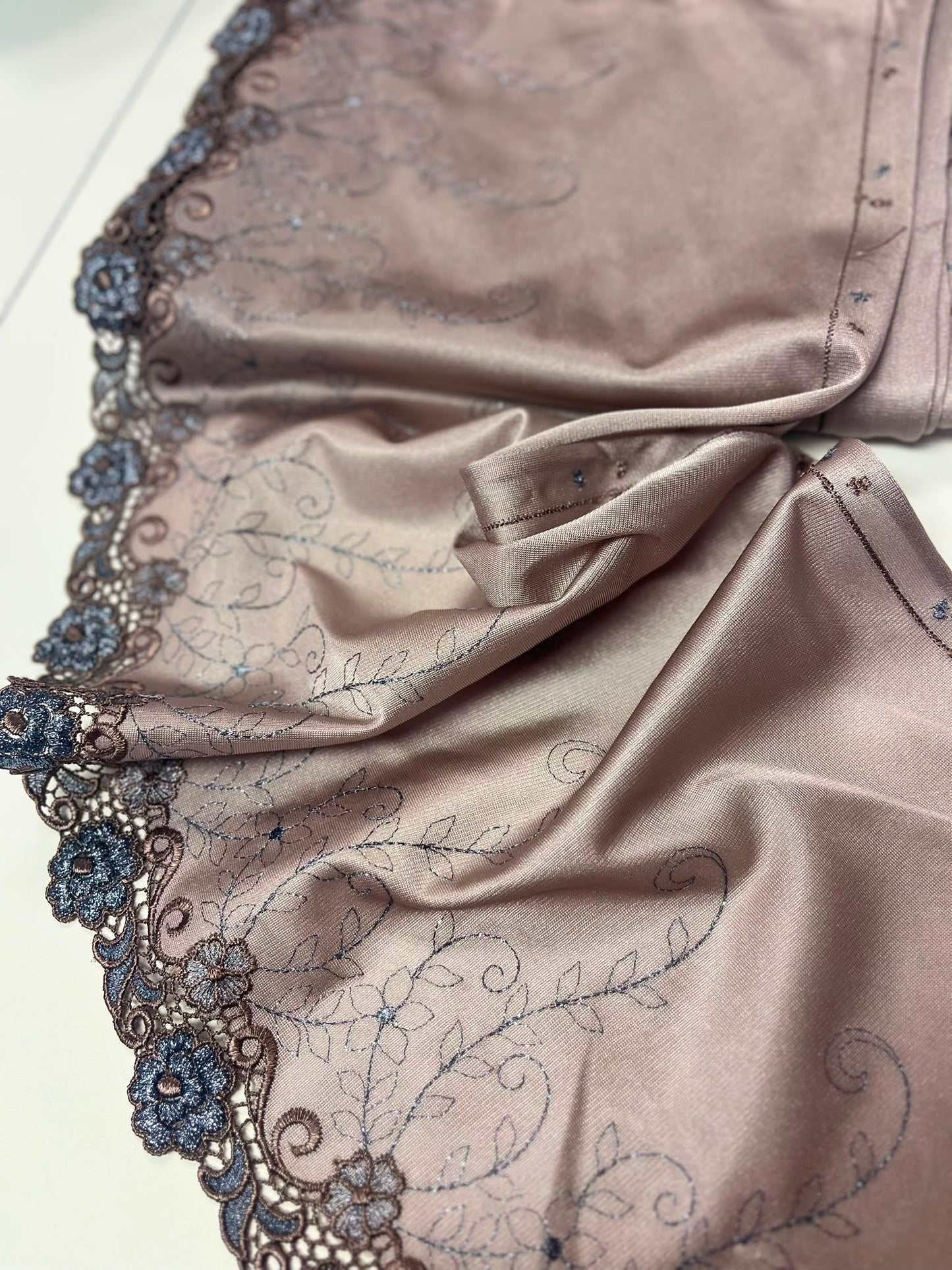 Image with embroidered lace, 22 cm, brown with silver – available online at Šarlotes audumi