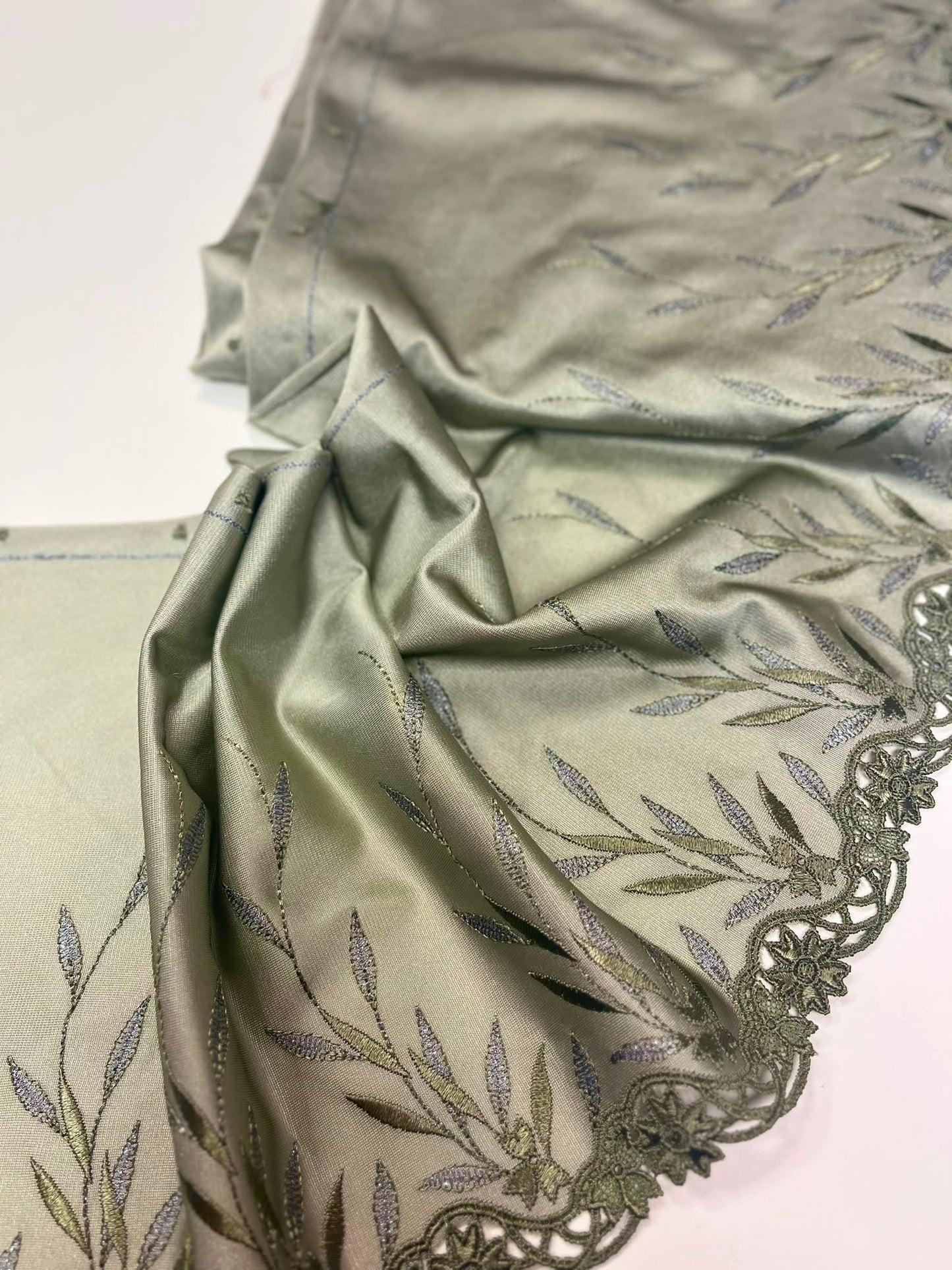 Embroidered lace 22 cm, sage green – available online at Šarlotes audumi