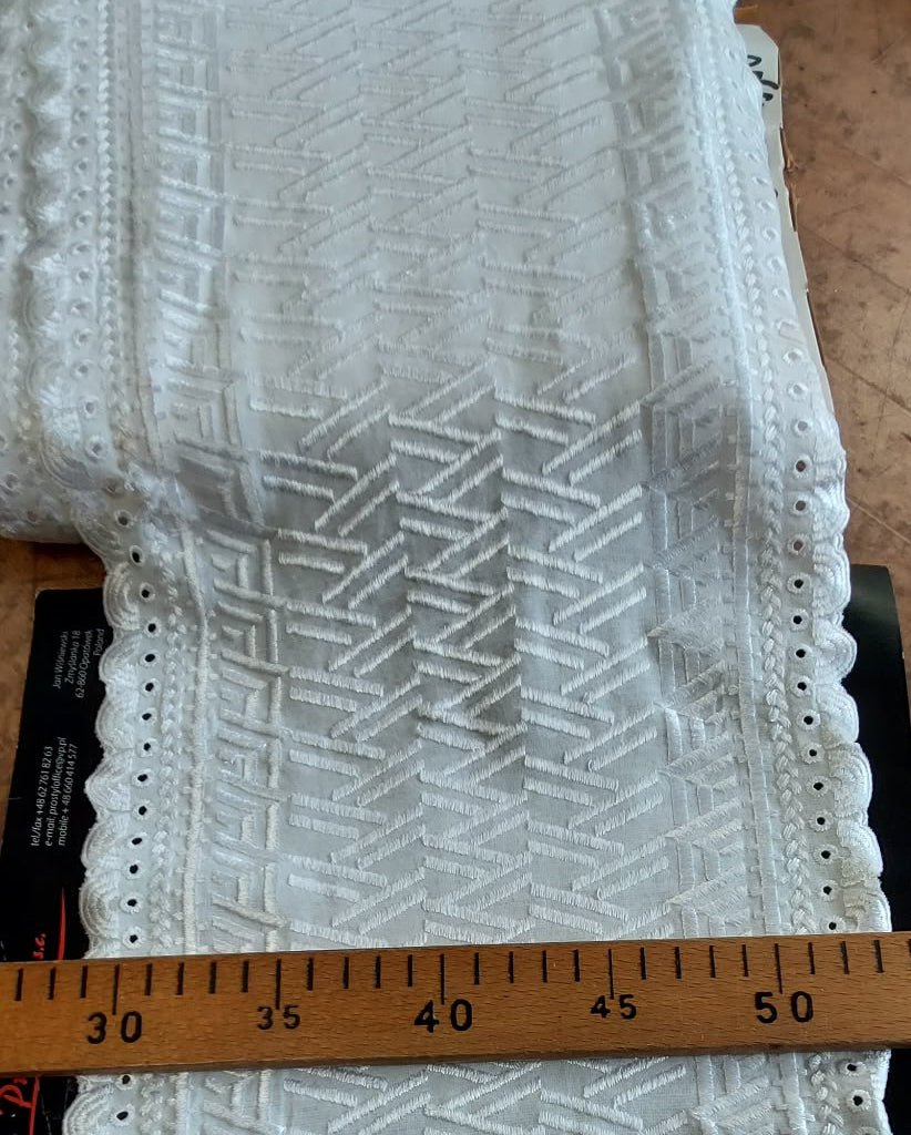 Image de dentelle brodée 22 cm, blanc vanille – disponible en ligne chez Šarlotes audumi