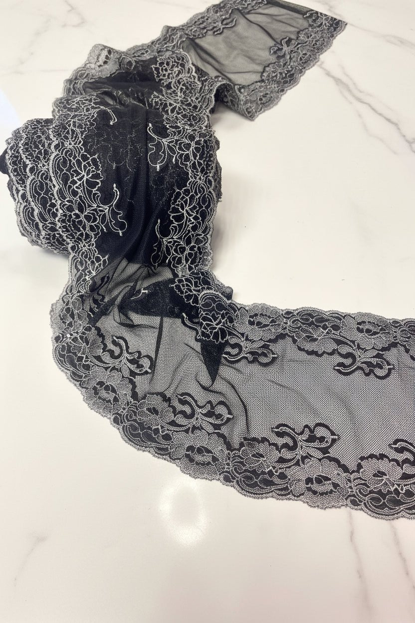 Bild mit bestickter Spitze auf Netz, 20 cm, schwarz mit Weiß – online erhältlich bei Šarlotes audumi