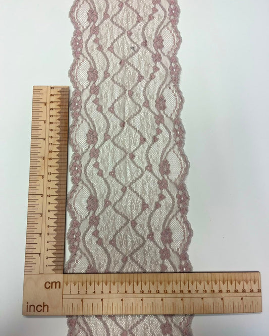 Image avec dentelle brodée sur tulle 16 cm-grise avec accents rose poudré – disponible en ligne chez Šarlotes audumi