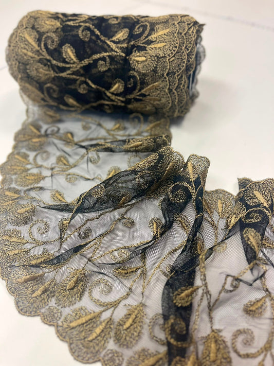 Image avec dentelle brodée sur tulle 19 cm-noire avec accents dorés – disponible en ligne chez Šarlotes audumi