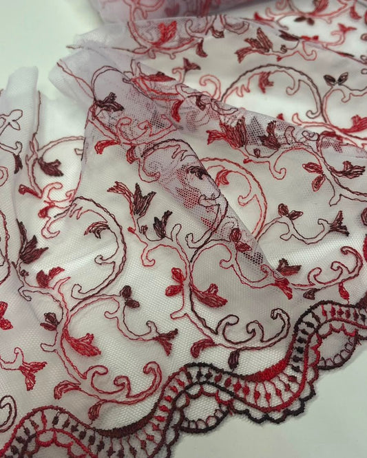 Image avec dentelle brodée sur tulle 20 cm - blanche avec accents rouges – disponible en ligne chez Šarlotes audumi