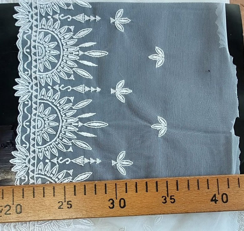 Image de dentelle brodée sur tulle, 20 cm, blanc porcelaine – disponible en ligne chez Šarlotes audumi
