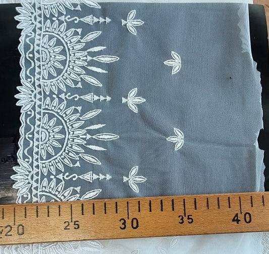 Image de dentelle brodée sur tulle, 20 cm, blanc porcelaine – disponible en ligne chez Šarlotes audumi