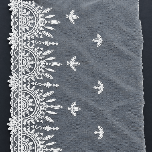 Image de dentelle brodée sur tulle, 20 cm, blanc porcelaine – disponible en ligne chez Šarlotes audumi