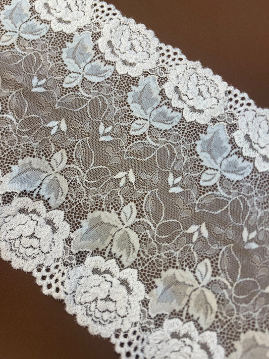 Image de dentelle brodée sur tulle 20 cm gris argenté – disponible en ligne chez Šarlotes audumi