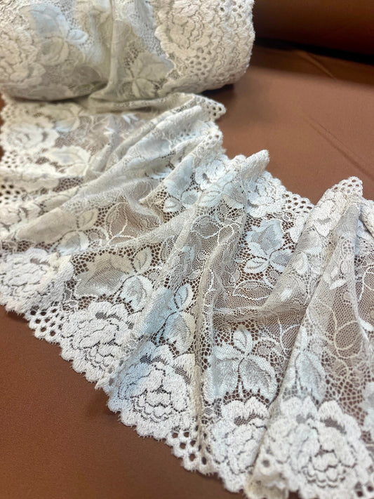 Image avec dentelle brodée sur tulle 20 cm, gris argenté – disponible en ligne chez Šarlotes audumi
