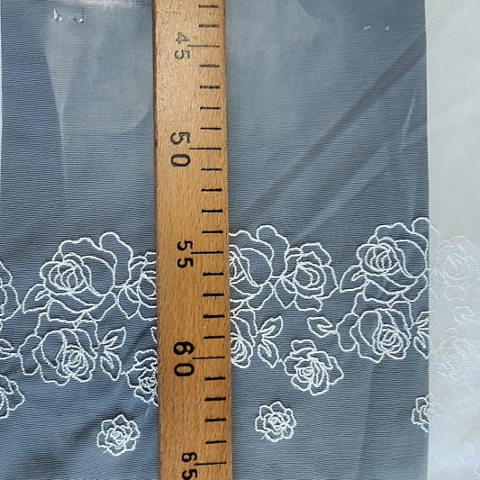 Image de dentelle brodée sur tulle, 25 cm, blanc perle – disponible en ligne chez Šarlotes audumi
