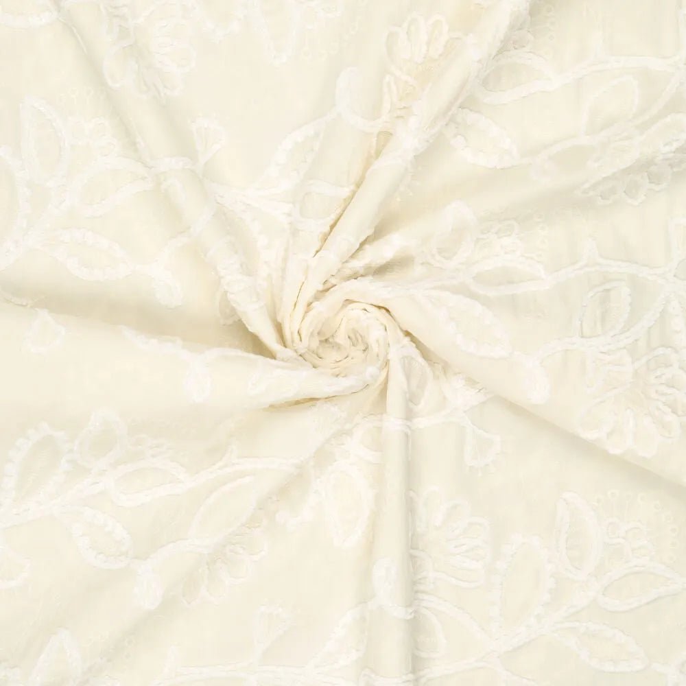 Image de tissu en coton brodé à motif, teinte beurre, 145 g/m² – disponible chez Šarlotes audumi