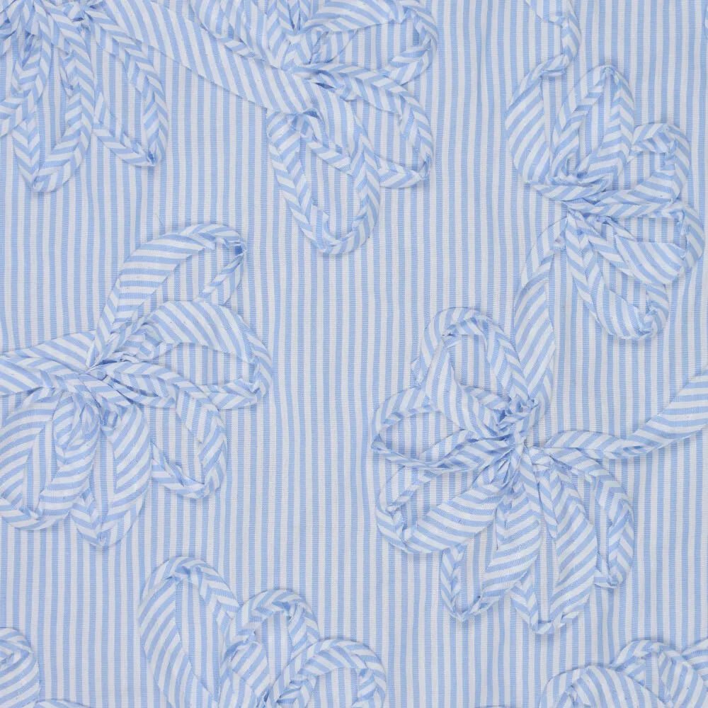 Image d’un tissu en coton brodé à motif - lignes bleues 140 g/m² – disponible chez Šarlotes audumi