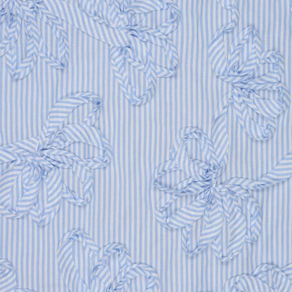 Image d’un tissu en coton brodé à motif - lignes bleues 140 g/m² – disponible chez Šarlotes audumi