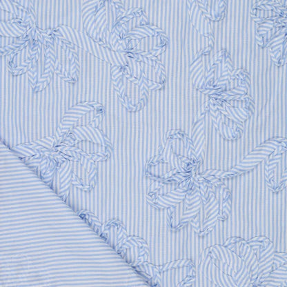 Image de tissu en coton brodé à motif - lignes bleues 140 g/m² – disponible chez Šarlotes audumi