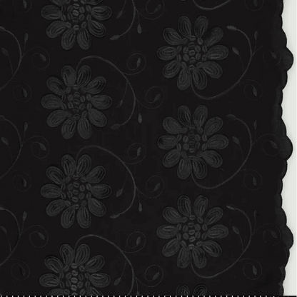 Tissu en coton brodé à motif floral, noir – disponible en ligne chez Šarlotes audumi