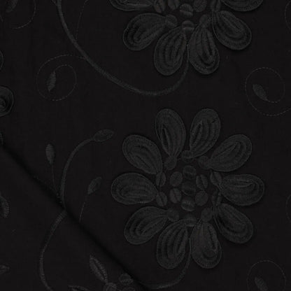 Image de tissu en coton brodé à motif floral noir – disponible en ligne chez Šarlotes audumi