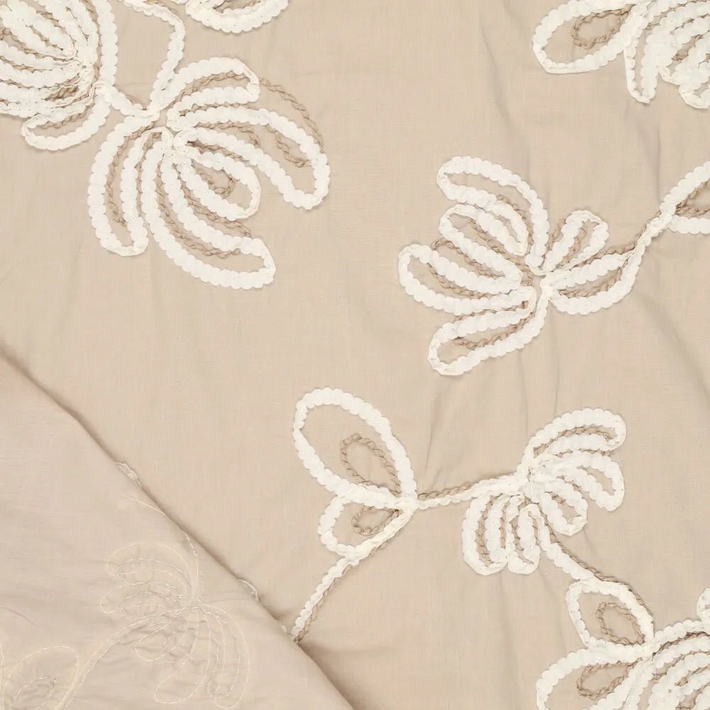 Image de tissu en coton brodé à motif floral, ton naturel, 150 g/m² – disponible chez Šarlotes audumi