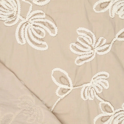 Image de tissu en coton brodé à motif floral, ton naturel, 150 g/m² – disponible chez Šarlotes audumi