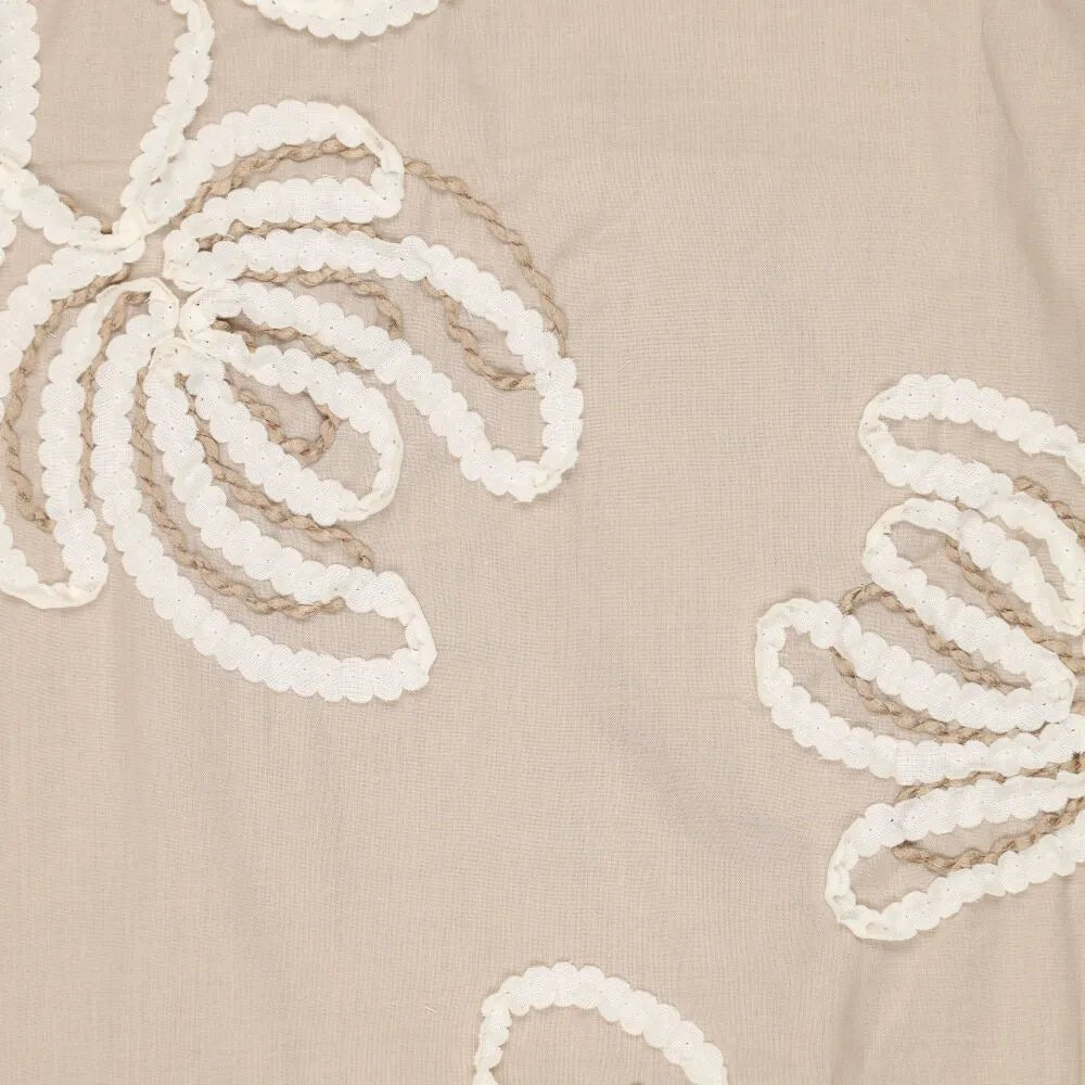 Tissu en coton brodé à motif floral, ton naturel, 150 g/m² – disponible chez Šarlotes audumi