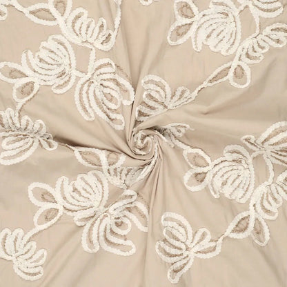 Image de tissu en coton brodé à motif floral, ton naturel, 150 g/m² – disponible chez Šarlotes audumi