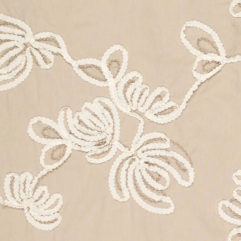 Image d’un tissu en coton brodé à motif floral, ton naturel, 150 g/m² – disponible chez Šarlotes audumi