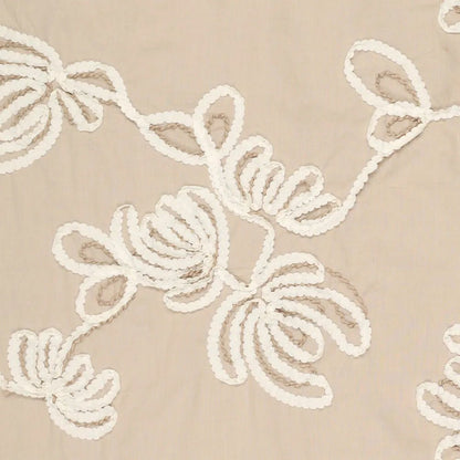 Image d’un tissu en coton brodé à motif floral, ton naturel, 150 g/m² – disponible chez Šarlotes audumi