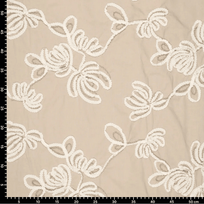 Image de tissu de coton brodé à motif floral, ton naturel, 150 g/m² – disponible chez Šarlotes audumi