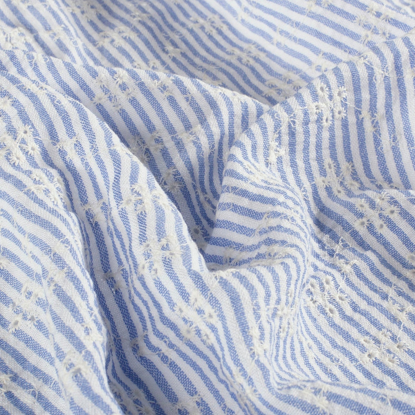 Image avec tissu en coton brodé - motif floral blanc avec des lignes 180 g/m² – disponible chez Šarlotes audumi