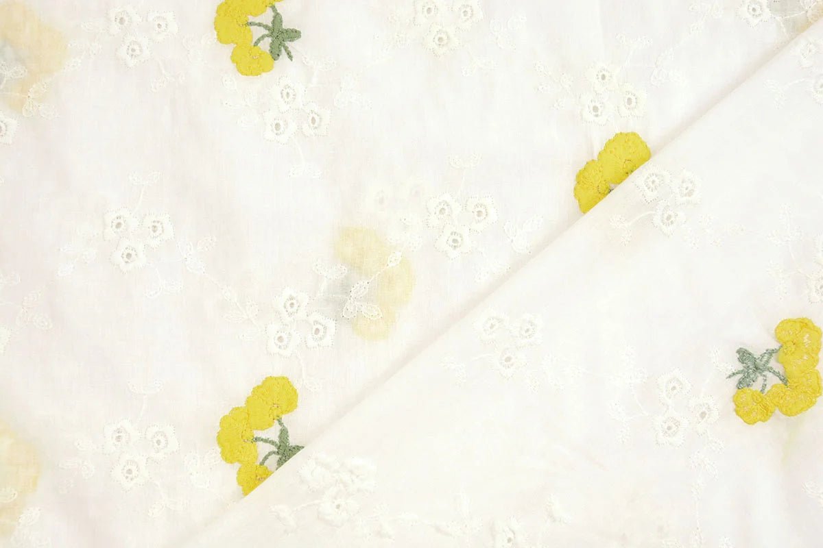 Tissu en coton brodé - fleurs jaunes 110 g/m²