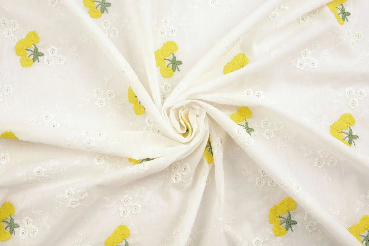 Tissu en coton brodé - fleurs jaunes 110 g/m²