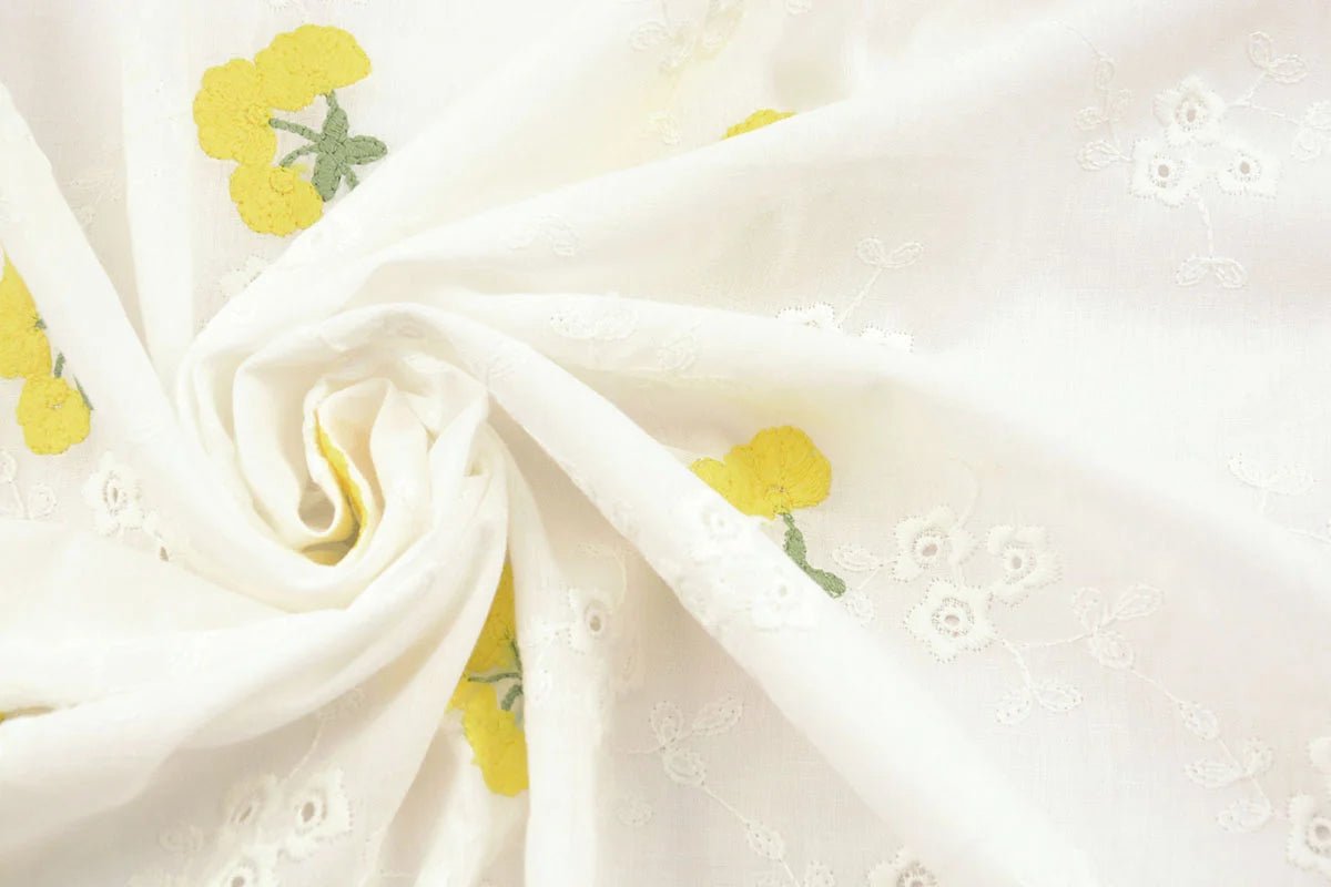 Tissu en coton brodé - fleurs jaunes 110 g/m²
