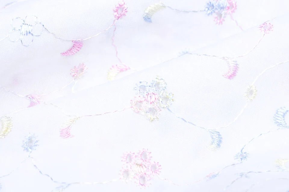 Tissu en coton brodé - broderie colorée 110 g/m²