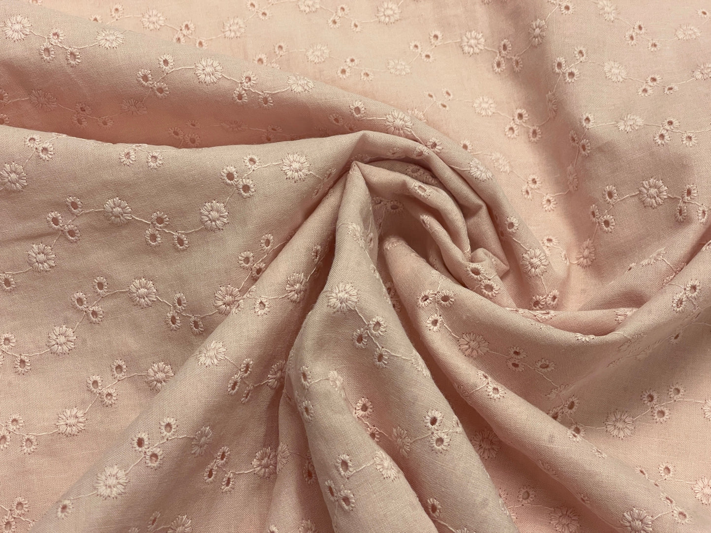 Tissu en coton brodé - motif floral rose poudré 110 g/m²