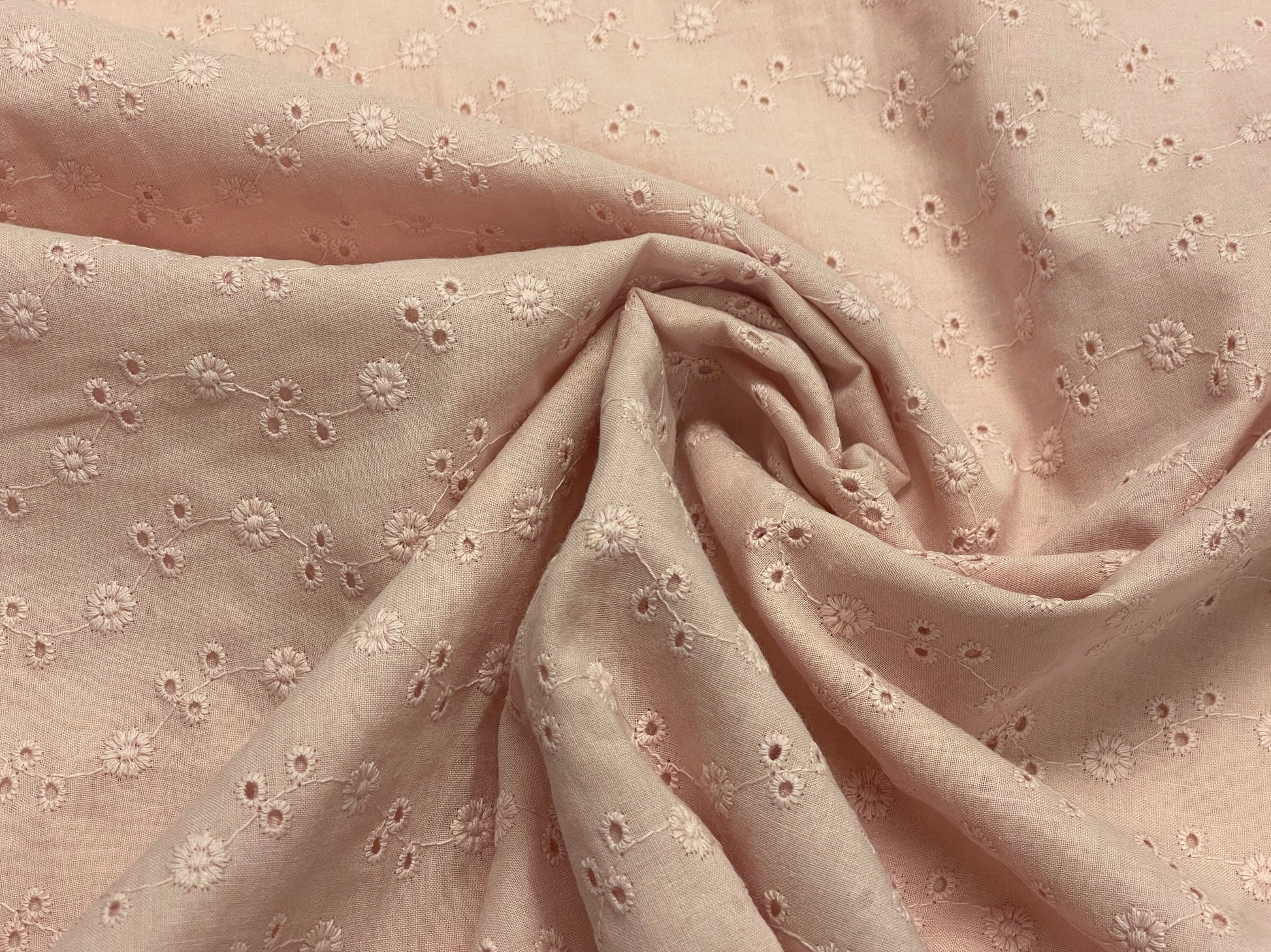 Tissu en coton brodé - motif floral rose poudré 110 g/m²