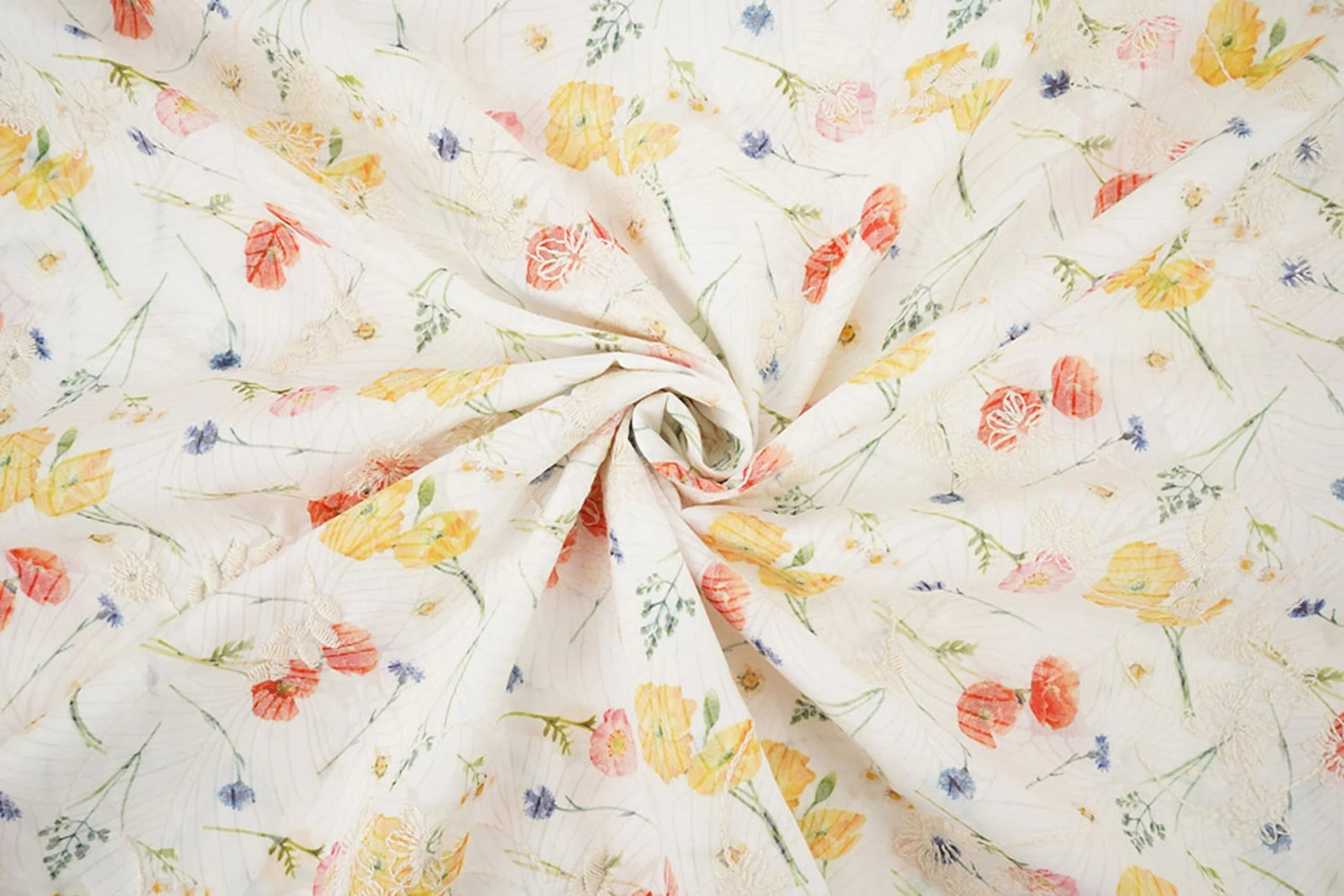 Image de tissu en coton brodé - fleurs d’été 115 g/m² – disponible chez Šarlotes audumi