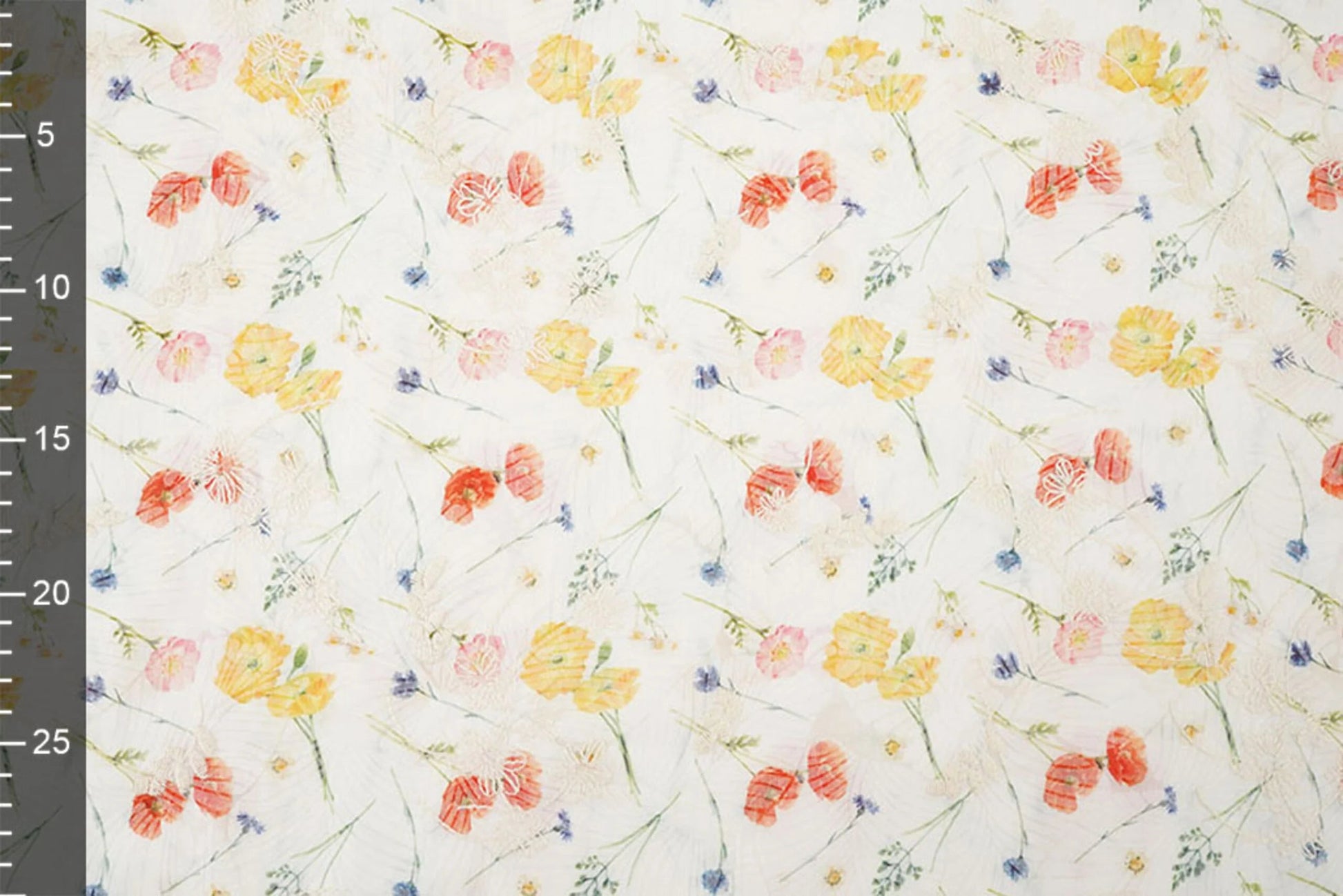 Image avec tissu en coton brodé - fleurs d'été 115 g/m² – disponible chez Šarlotes audumi