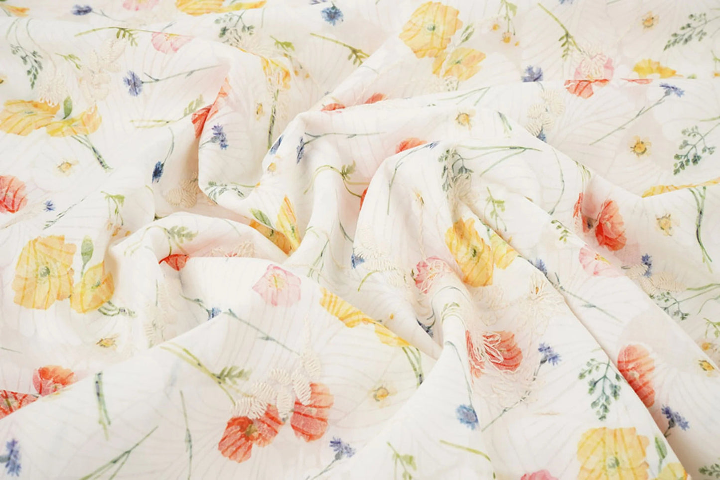 Image de tissu en coton brodé - fleurs d'été 115 g/m² – disponible chez Šarlotes audumi