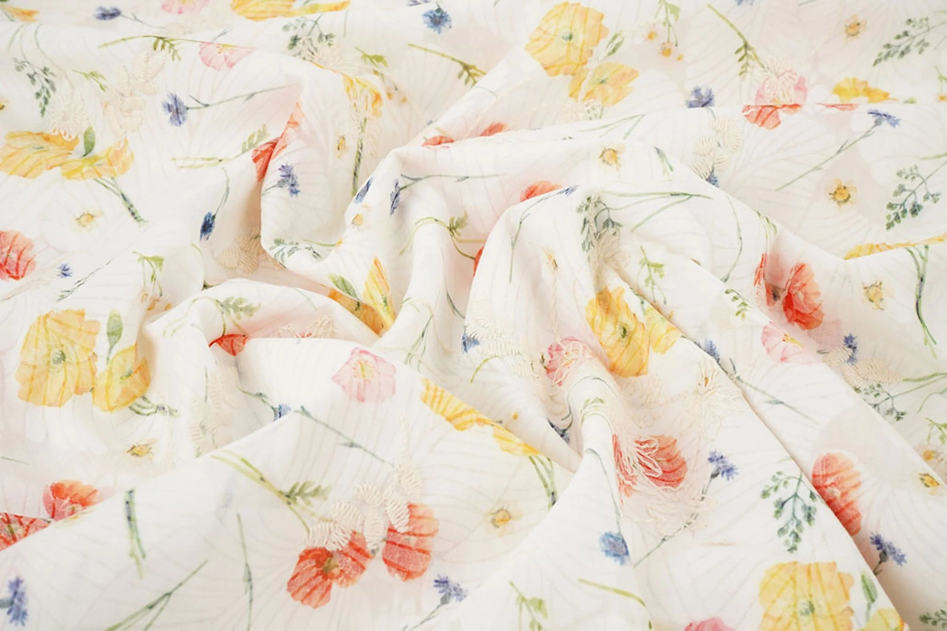 Image de tissu en coton brodé - fleurs d'été 115 g/m² – disponible chez Šarlotes audumi