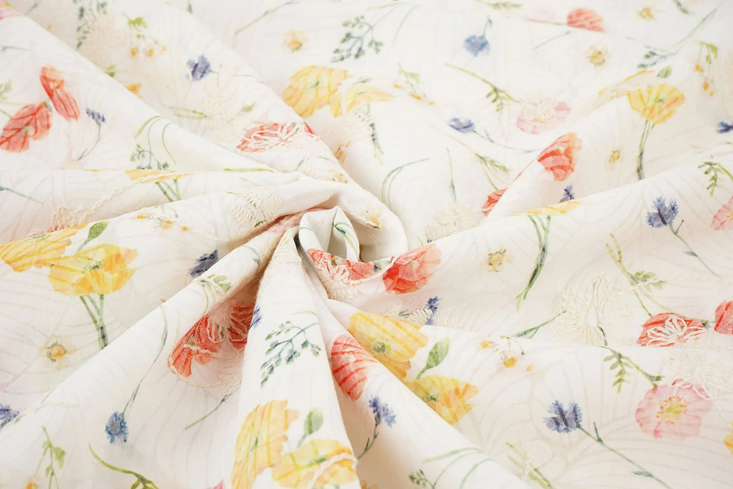 Image de tissu en coton brodé - fleurs d’été 115 g/m² – disponible chez Šarlotes audumi