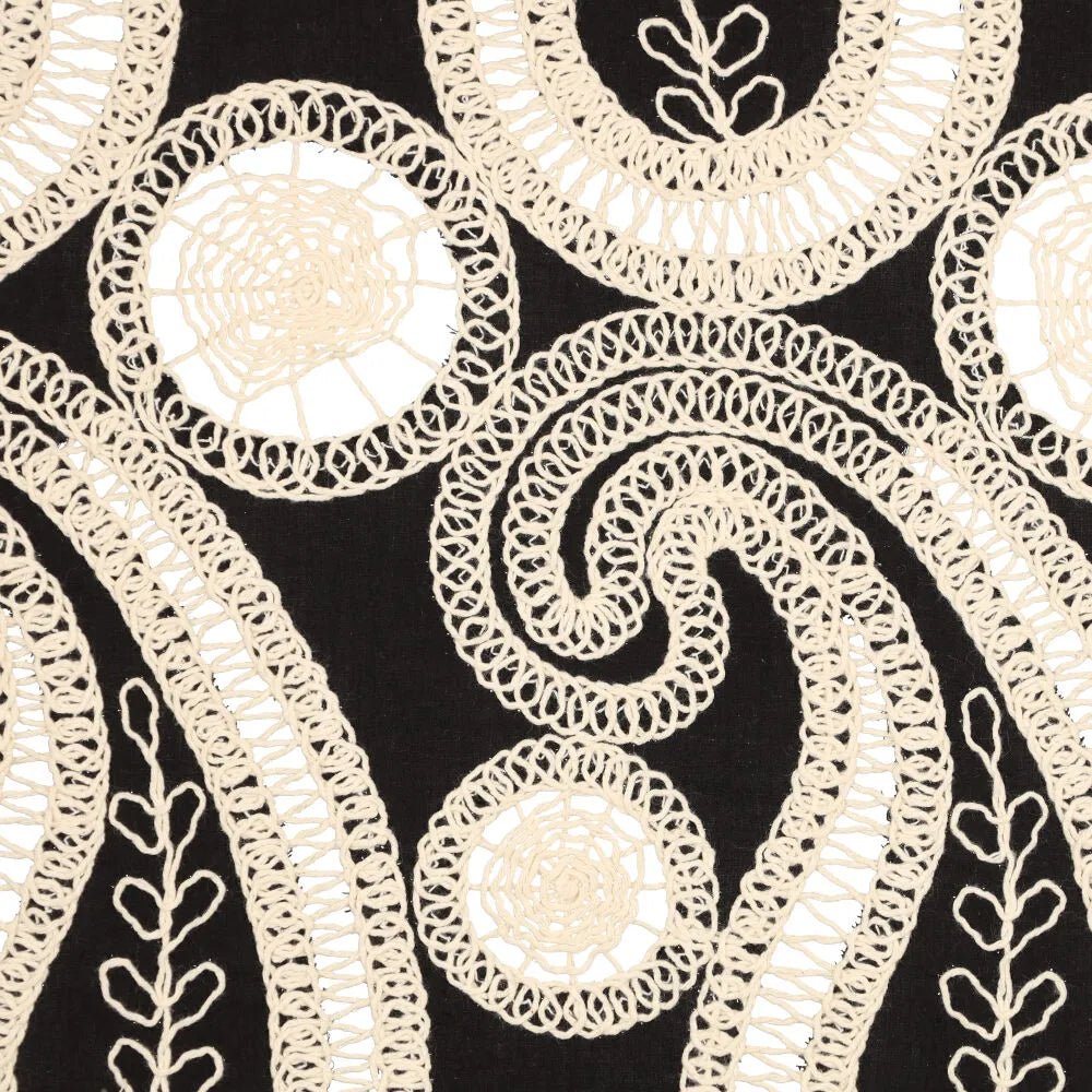 Tissu en coton brodé - fleurs sur fond noir 270 g/m²
