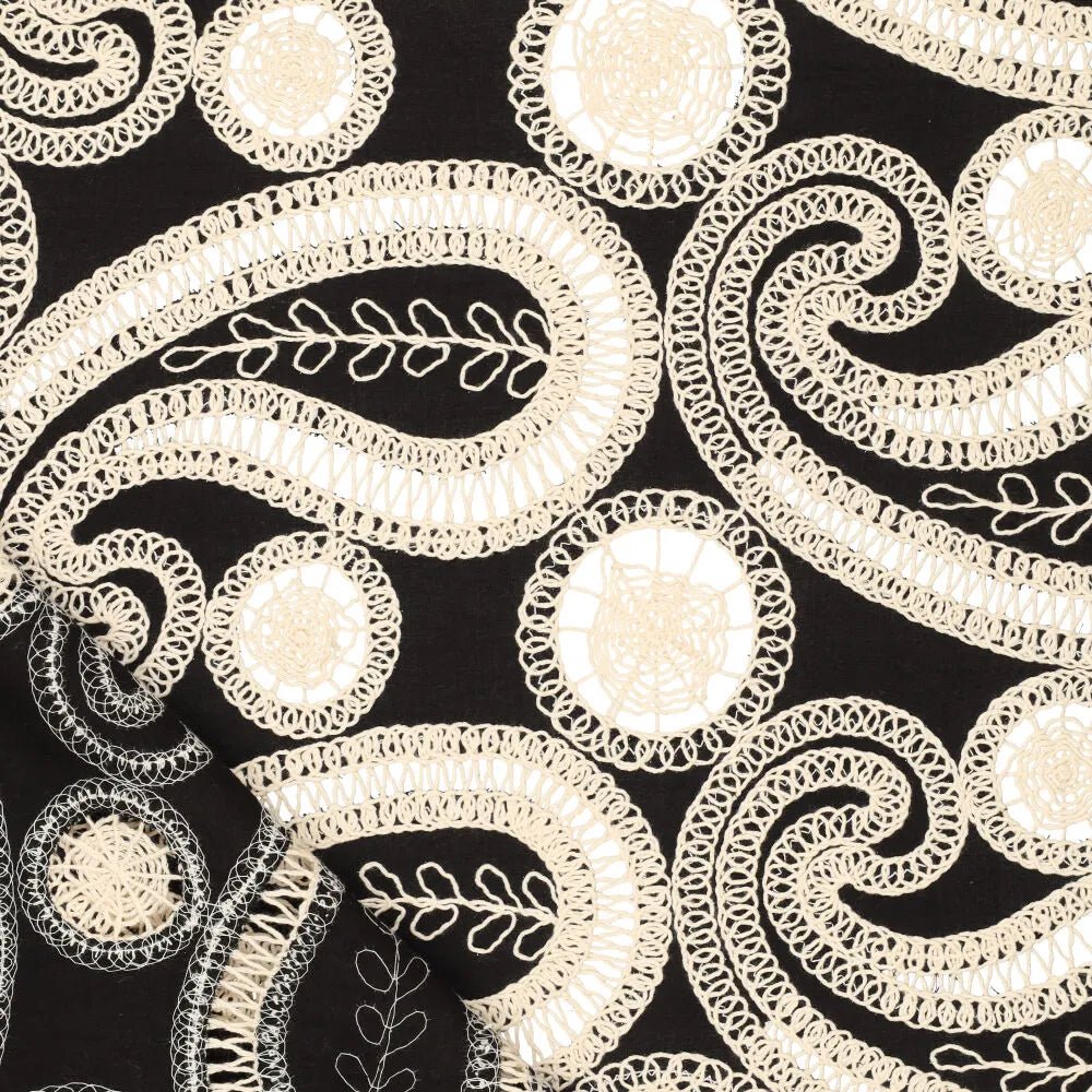 Tissu en coton brodé - fleurs sur fond noir 270 g/m²