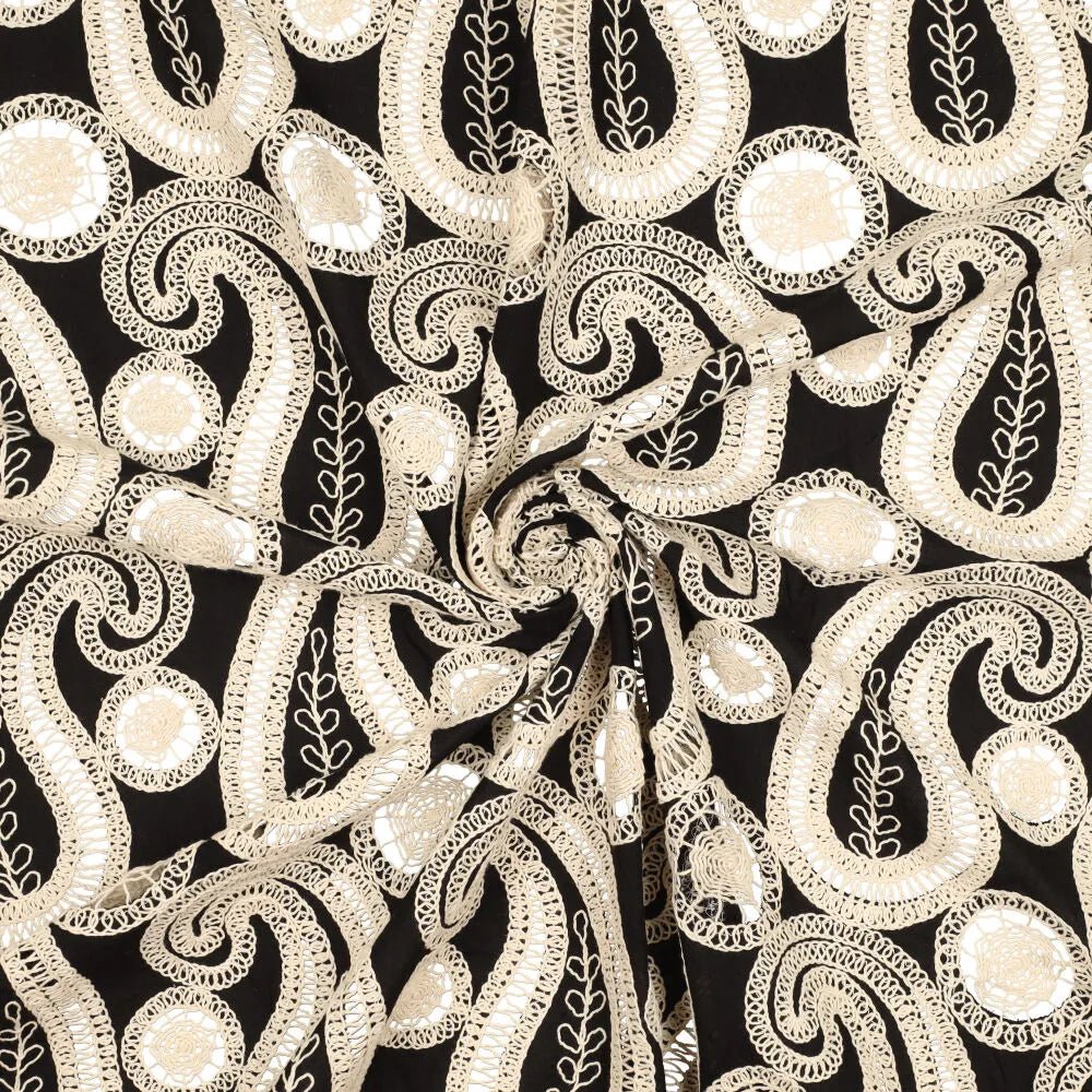 Tissu en coton brodé - fleurs sur fond noir 270 g/m²