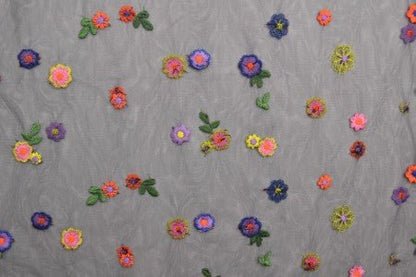 Image de tissu tulle brodé à fleurs - ton noir 70 g/m² – disponible chez Šarlotes audumi