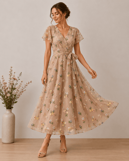 Image de tissu en tulle brodé à fleurs - teinte pêche 70 g/m² – disponible chez Šarlotes audumi