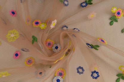 Image de tissu tulle brodé à fleurs, ton pêche 70 g/m² – disponible chez Šarlotes audumi