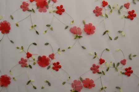 Image de tissu en tulle brodé à fleurs - rouge | 150 cm, 70 g/m² – disponible chez Šarlotes audumi